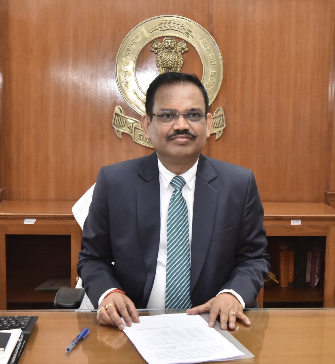 ਸ੍ਰੀ ਕੇ.ਏ.ਪੀ. ਸਿਨਹਾ, ਆਈ.ਏ.ਐਸ. ਨੇ ਪੰਜਾਬ ਦੇ 43ਵੇਂ ਮੁੱਖ ਸਕੱਤਰ ਵਜੋਂ ਅਹੁਦਾ ਸੰਭਾਲਿਆ। 
Sh. KAP Sinha, IAS has assumed charge as 43rd Chief Secretary of Punjab.