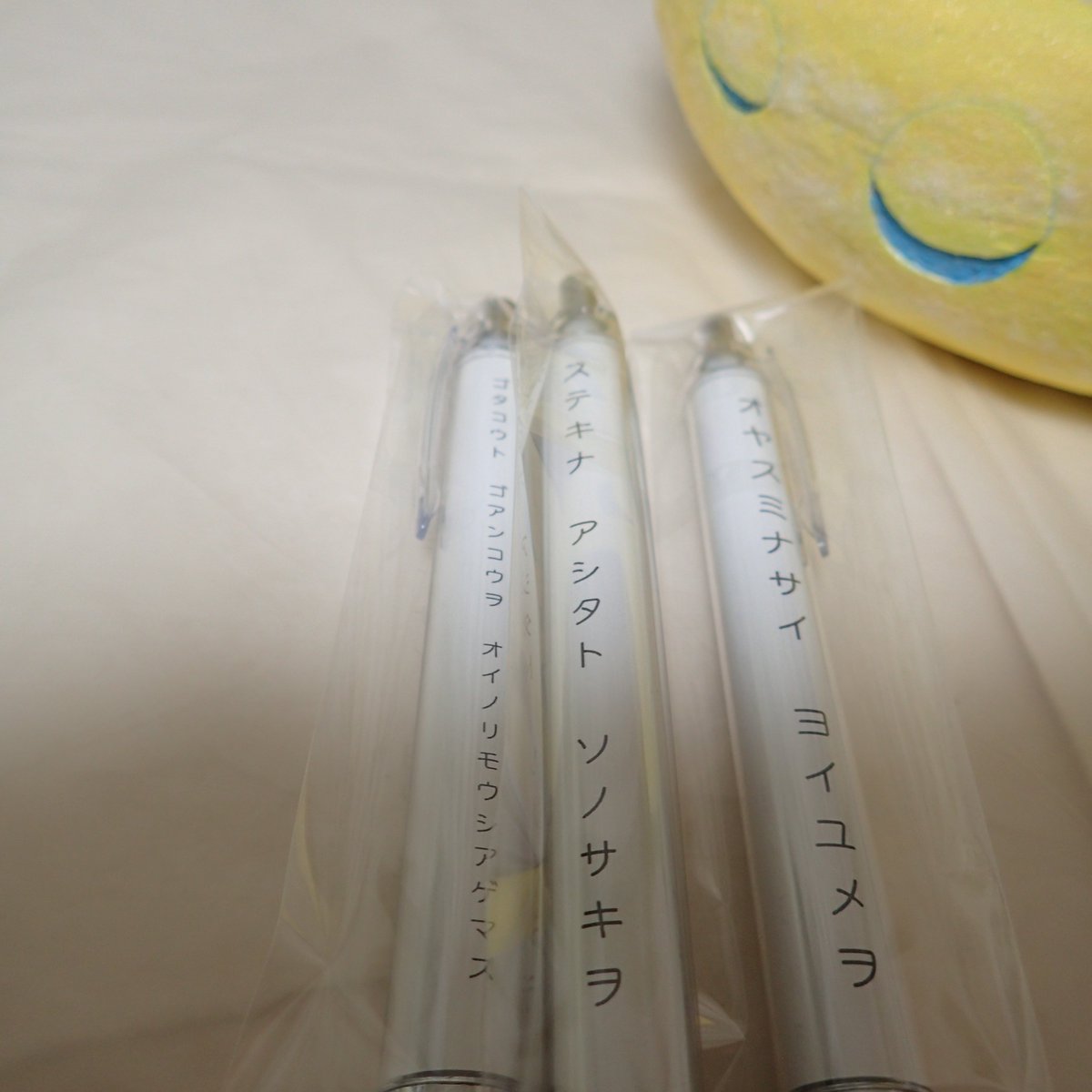 moritomomiart's tweet photo. 先日のボールペン、早めにお届けいただき、ビックリ。嬉しいです。ネコポスで受取の手間もなく助かりました。とっても素敵なアイテムをありがとうございます。周囲の３つのフレーズ、読める大きさで嬉しいです。全体はこちらにサンプルが。
https://t.co/aN1XLwb7PH
#オリラボ #ボールペン #文具 #個展 https://t.co/pCP7kSiCL5