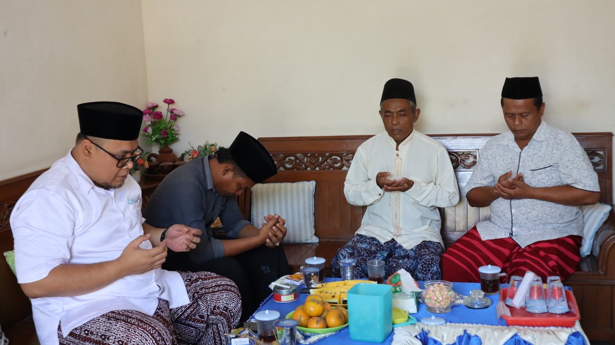 Mengaminkan untaian doa-doa dari para kiai di Kecamatan Pancur. Cerminan harapan dan keyakinan kuat kepada ALlah untuk selalu memberikan yang terbaik, disertai dengan sikap tawakal, dan rasa syukur. Matur nuwun, Kiai.