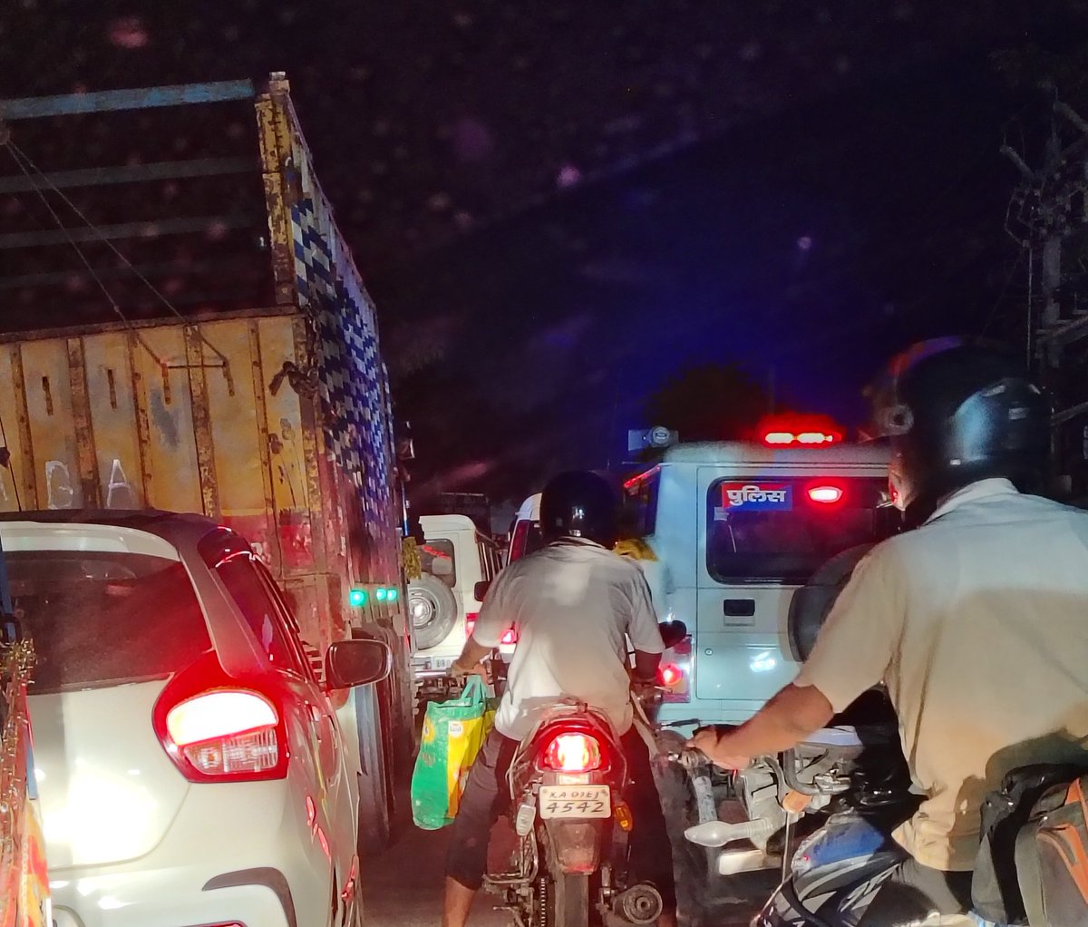 avinashkishor11's tweet photo. @dm_vaishali @SpVaishali चालान करने वाले जब खुद Wrong Lane Driving करते हैं।
इनका चालान कौन करेगा।
समय निकाल कर जवाब जरूर दें। https://t.co/5XvVyAS1Px