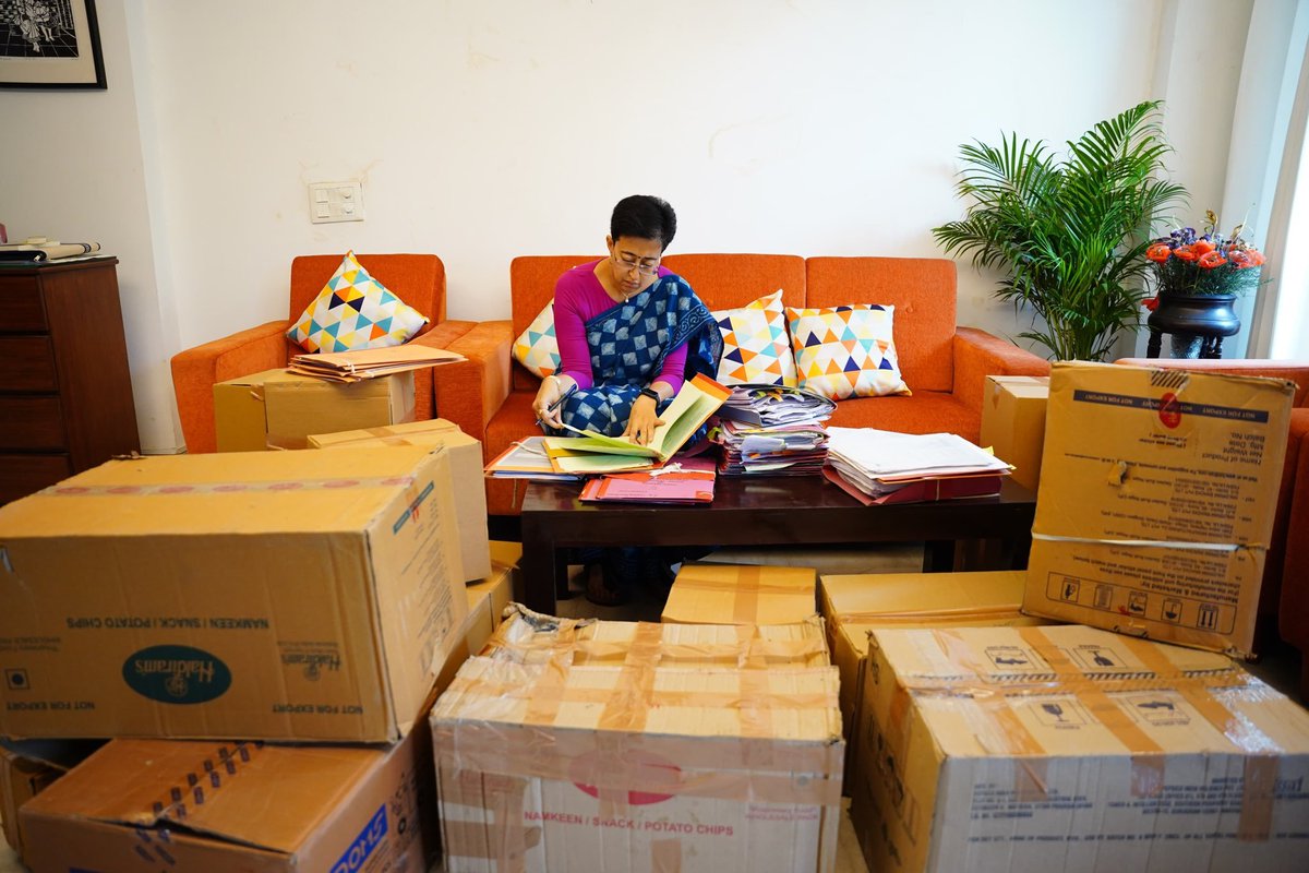 NagpurKaRajini's tweet image. Sequence of this event.

- Atishi first sat in the sofa.
- Files were brought and kept in the table.
- The filled the right side with boxes
- Slowly moved back and arranged the other boxes.
- Yes there was space made for the cameraman 

🤣🤣🤣🤣🤣🤣