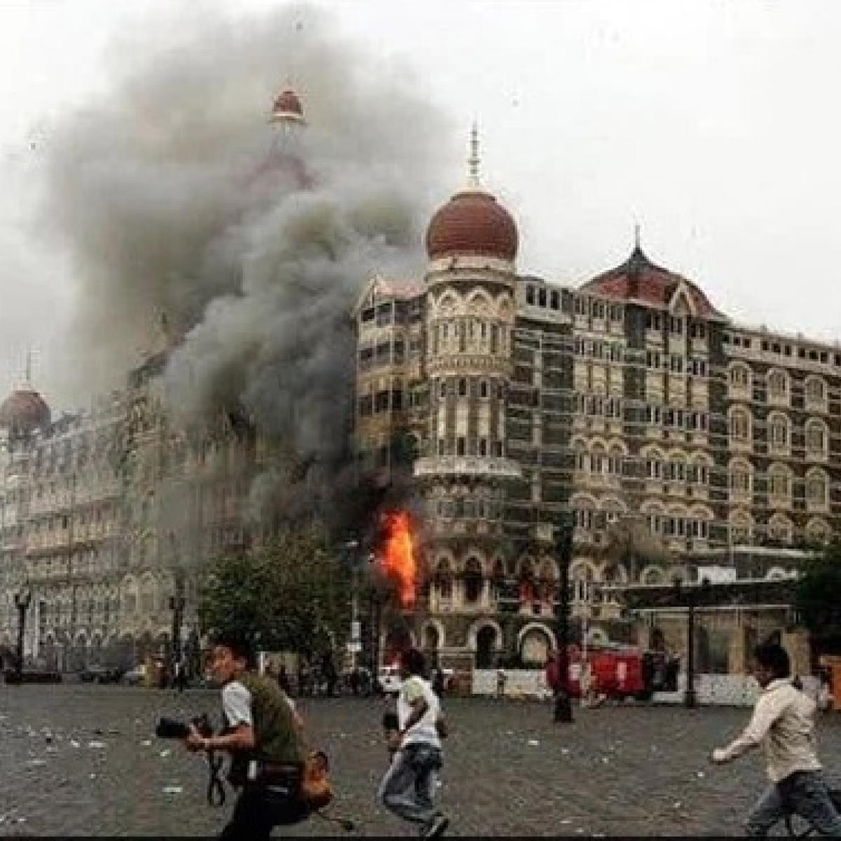 "पूरा होटल उड़ा दो, एक भी आतंकी बचना नहीं चाहिए" 

26/11 हमले के दौरान होटल पहुंचे रतन टाटा ने कमांडों को दी थी पूरी छुट!

मुंबई में ताज होटल पर हुए आतंकी हमले के वक्त रतन टाटा 70 साल के थे और उन्हें होटल के भीतर हुई गोलीबारी के बारे में फोन पर जानकारी दी गई थी। 

#RatanTata