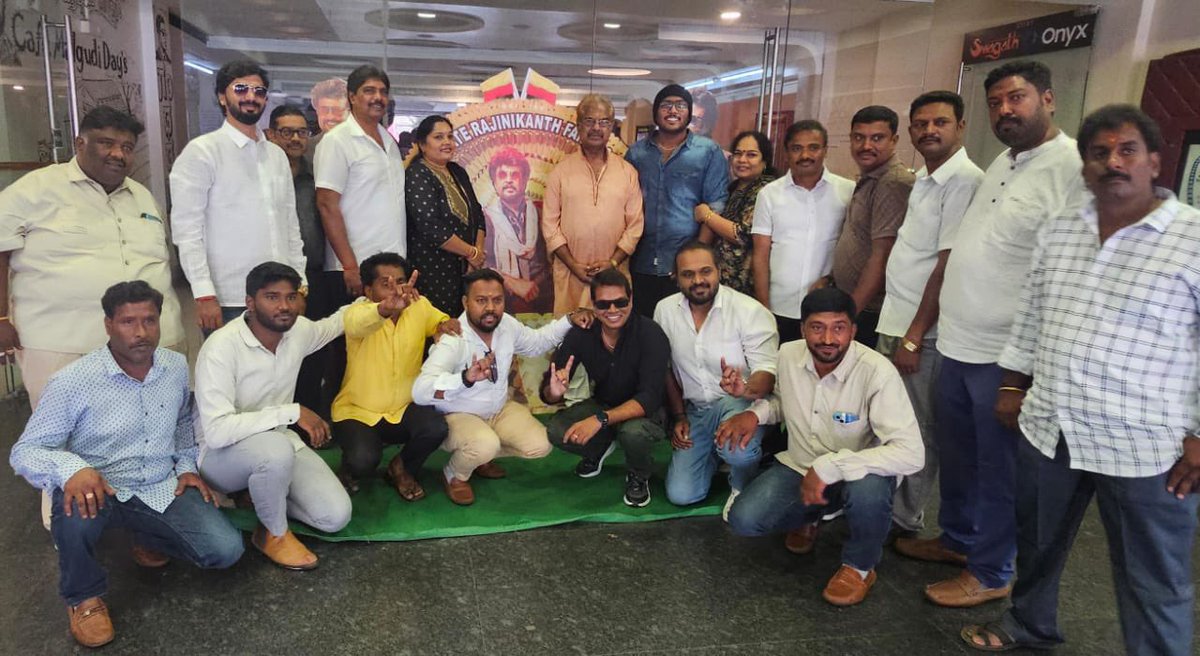 ksrfablr's tweet photo. #KSRFA team ,friends & family grandly welcomed #SuperStar๐ฅ @rajinikanth #VettaiyanFDFS ๐with our beloved Thalaivarโค๏ธBest Friend #SriRajbhuadur sir & family at SHANKARNAG THEATER Bengaluru ๐๐๐@LycaProductions @tjgnan @anirudhofficial @RIAZtheboss @mayavarathaan https://t.co/VuqftMBgVm