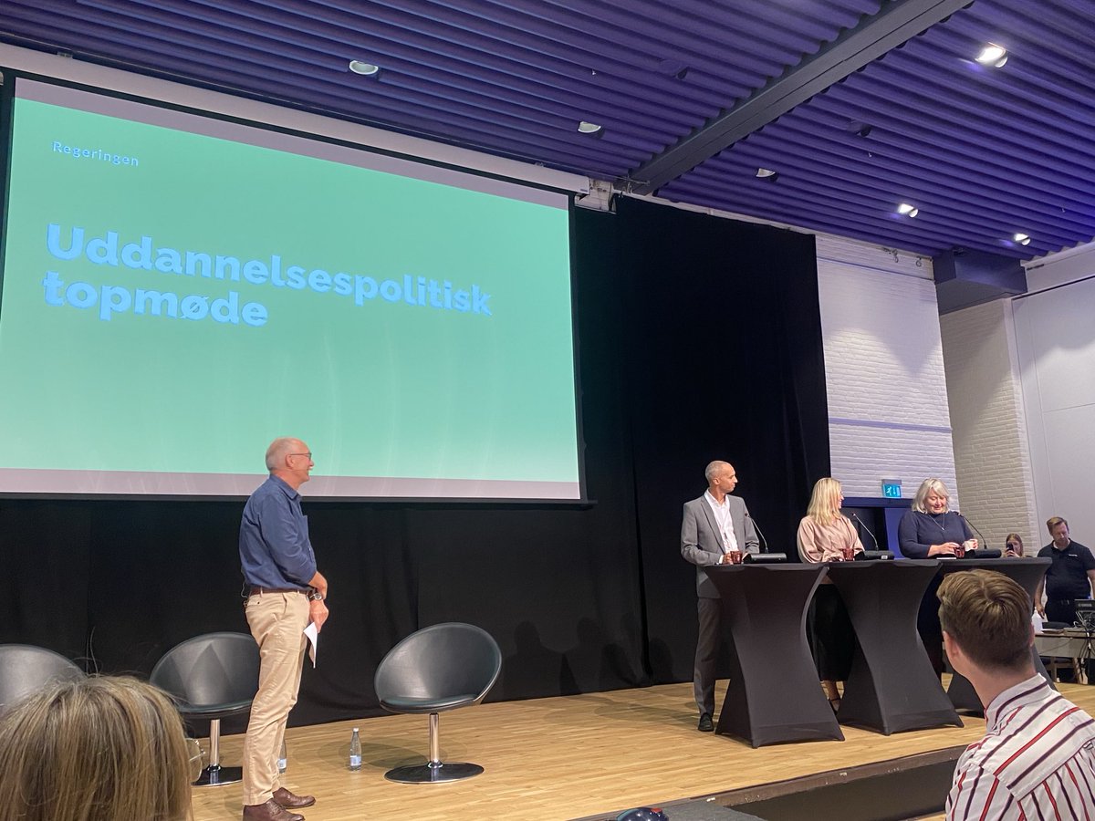 Afslutning på et rigtig godt uddannelsespolitisk topmøde. Rørende enig med Tefaye, når han siger, at indholdet på EPX er afgørende vigtigt, og at det skal være ægte praksisfagligt og ikke noget fra jem og fix. 
Det tegner godt!