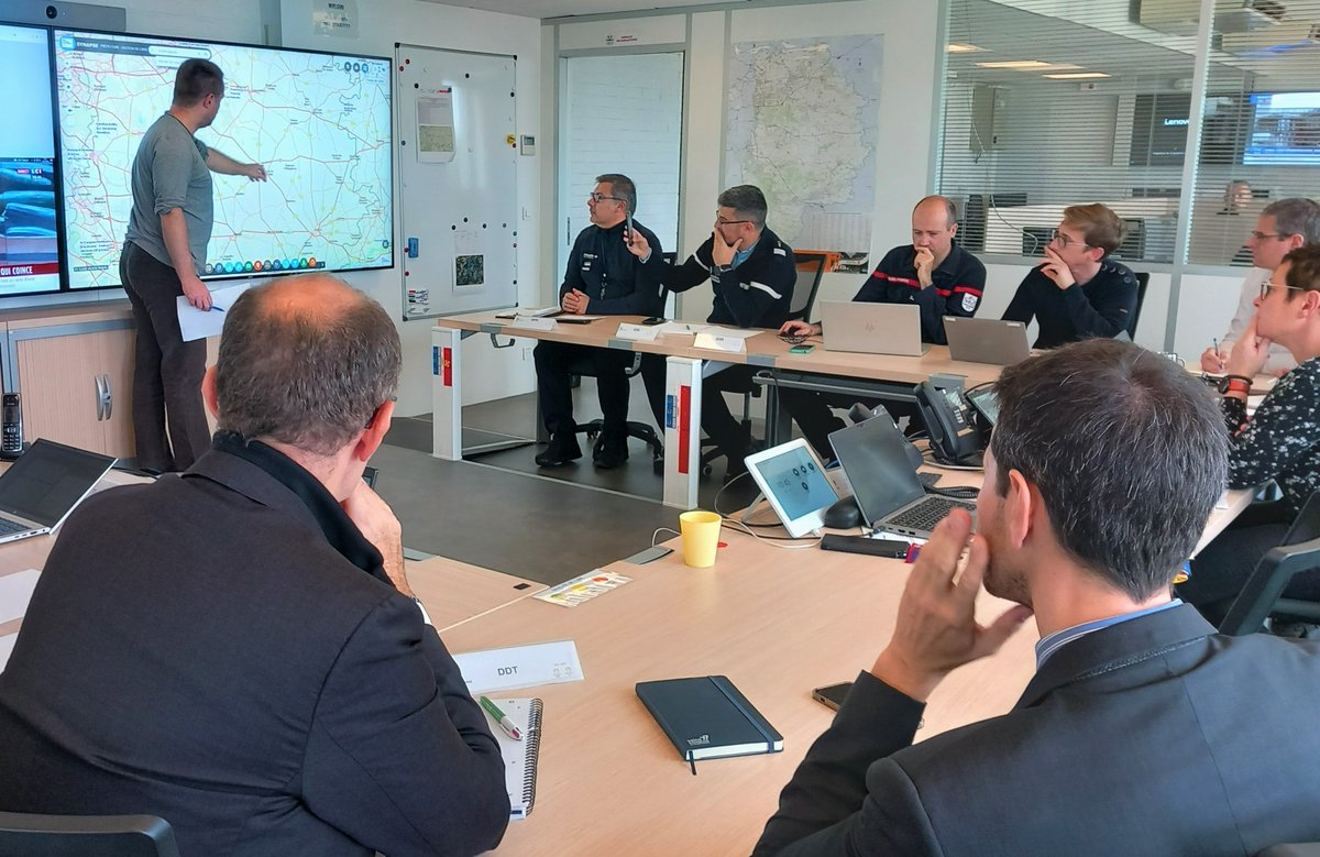 Prefet77's tweet photo. #ALERTEMETEO #COD  | Le Centre Opérationnel Départemental (COD), outil de gestion de crise est actif durant toute la durée de cet événement. Il rassemble l'ensemble des acteurs de la sécurité civile (SDIS, Police, Gendarmerie, DDT, ARS) ainsi que le @Departement77 https://t.co/Dl9Tfnz5DX