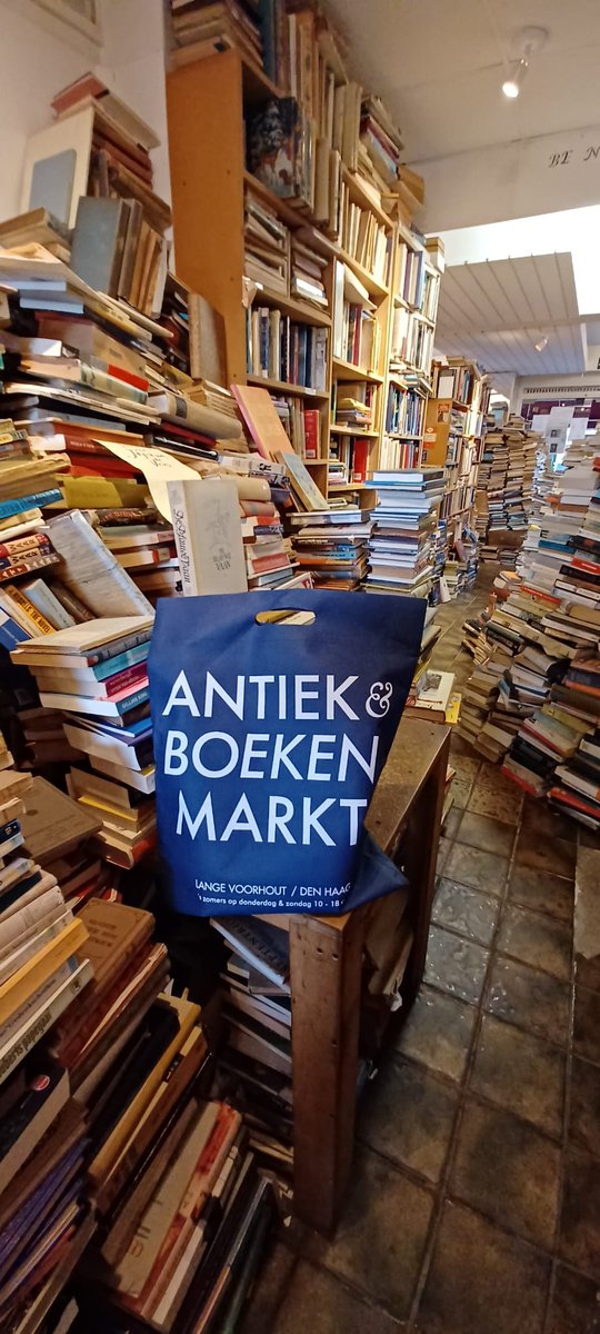 Het is donderdag.
Grote kans dat we dit tasje vandaag weer spotten in Colette! Want wist je dat donderdag dé ideale dag is om in #DenHaag te struinen langs kraampjes met boeken en bergen met boeken?

📚Eerst naar de boekenmarkt op het Lange Voorhout
📚En dan door naar #Colette!