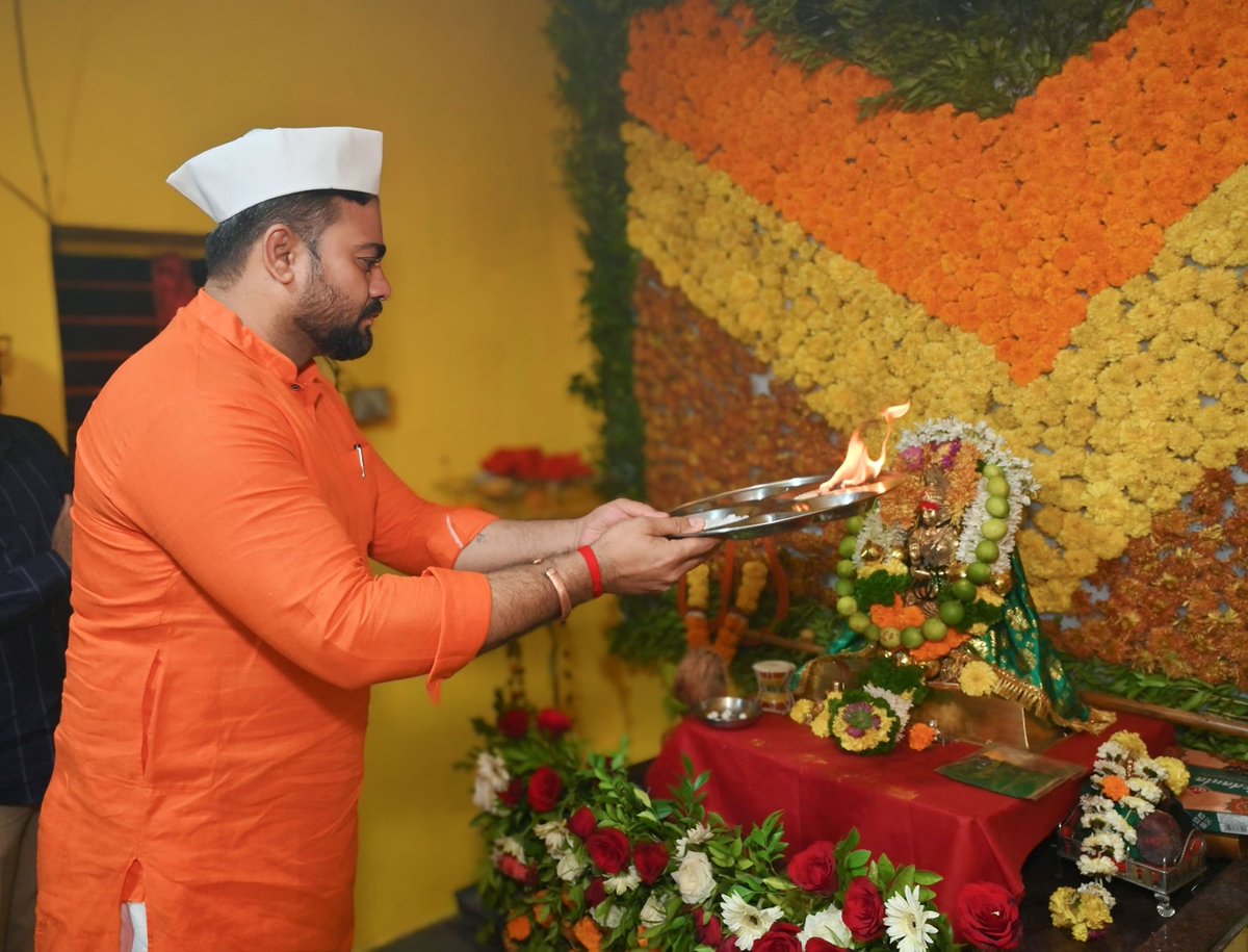 jitendra_B_N's tweet image. पिंपरी विधानसभा मधील काली माता मित्र मंडळ , मोहननगर येथे नवरात्रीच्या पवित्र प्रसंगी देवीच्या चरणांमध्ये नतमस्तक झालो. देवीच्या कृपेने सर्वांच्या आयुष्यात आनंद व यशाची भरभराट होवो!
#नवरात्री२०२४
#pimprividhansabha
#JitendraNanaware