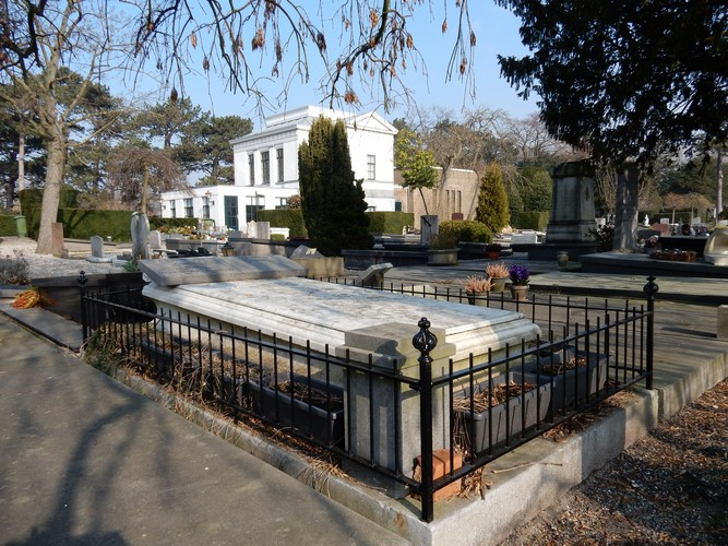 BREKEND: 

Gerommel gehoord in graf familie Thorbecke. Volgens een getuige klonk het "alsof iemand zich omdraaide".