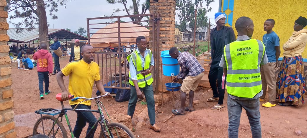 (RYVCP) MUTENDERI YOUTH VOLUNTEERS (@mutenderiv) on Twitter photo Uyu munsi urubyiruko rwa <a href="/MutenderiV/">(RYVCP) MUTENDERI YOUTH VOLUNTEERS</a> rufatanyije n' inzego z' ibanze bakoze ubukangurambaga bwo kurwanya ibyorezo birimo #Marburg na #MPOX Mw' isoko rya Mutenderi.
Abarigana bashishikarijwe kwimakaza umuco wo gukaraba intoki n' amazi meza n' isabune no kwirinda gukoranaho Uyu munsi urubyiruko rwa <a href="/MutenderiV/">(RYVCP) MUTENDERI YOUTH VOLUNTEERS</a> rufatanyije n' inzego z' ibanze bakoze ubukangurambaga bwo kurwanya ibyorezo birimo #Marburg na #MPOX Mw' isoko rya Mutenderi.
Abarigana bashishikarijwe kwimakaza umuco wo gukaraba intoki n' amazi meza n' isabune no kwirinda gukoranaho