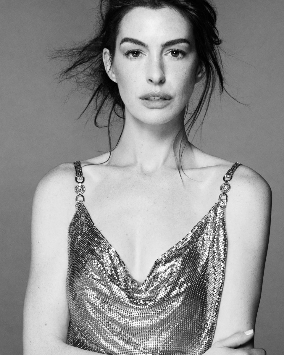 Anne Hathaway for #VersaceIcons

Now at e-versace.com/Icons

#AnneHathaway
#Versace