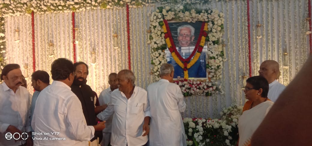నీటిపారుదల పౌరసరఫరాల శాఖ మంత్రి ఉత్తంకుమార్ రెడ్డి తండ్రి పురుషోత్తం రెడ్డి దశ దిన కర్మకు హాజరై ఆయన చిత్రపటానికి నివాళులర్పించిన సిపిఐ జాతీయ కార్యదర్శి నారాయణ, సిపిఐ రాష్ట్ర కార్యదర్శి ఎమ్మెల్యే కూనంనేని సాంబశివరావు.....
<a href="/NarayanaKankana/">Narayana Kankanala</a>