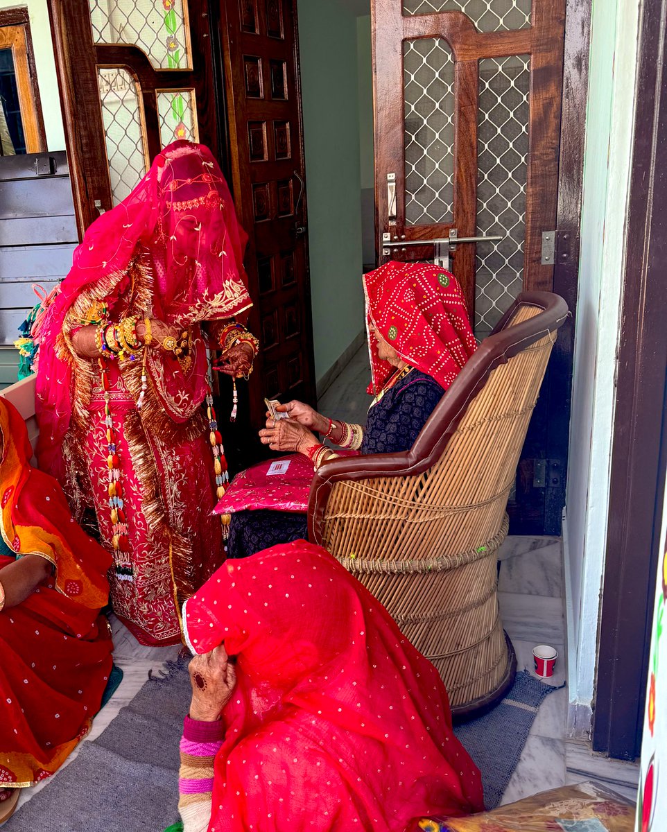 व्यक्ति के लिए बड़े-बुजुर्गों का आशीष सुरक्षा कवच होता है, जो उसकी तमाम तरह की नकारात्मक शक्तियों से रक्षा करता है, उसी की बदौलत व्यक्ति अपने जीवन में सफलता प्राप्त करता है ❤️✅😍
 
#Milton #Israel #KimPau #حيـفآ