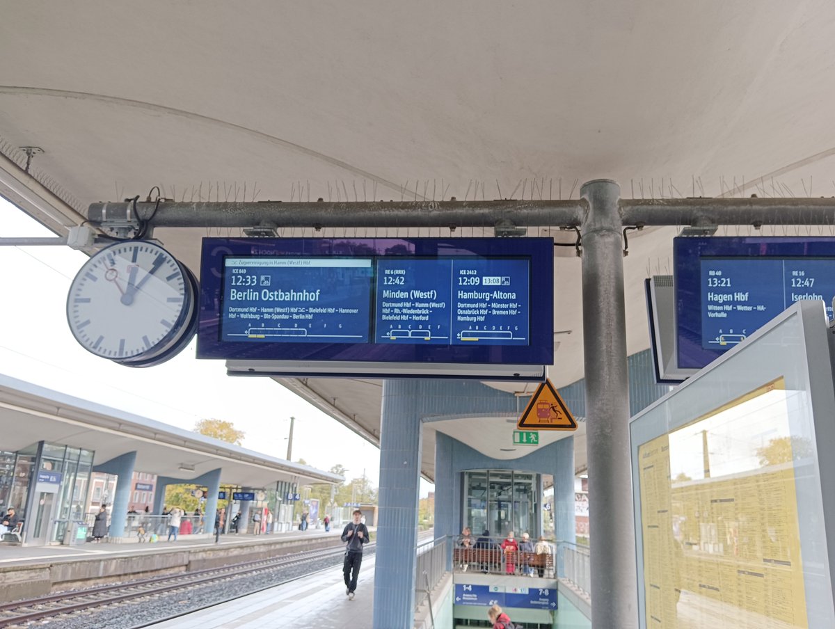 dAviiiid90's tweet image. &quot;so beginnt es&quot; 

eine stunde verspätung 🫠💀

on my way to hamburg 🚄

#polaris #polarisconvention