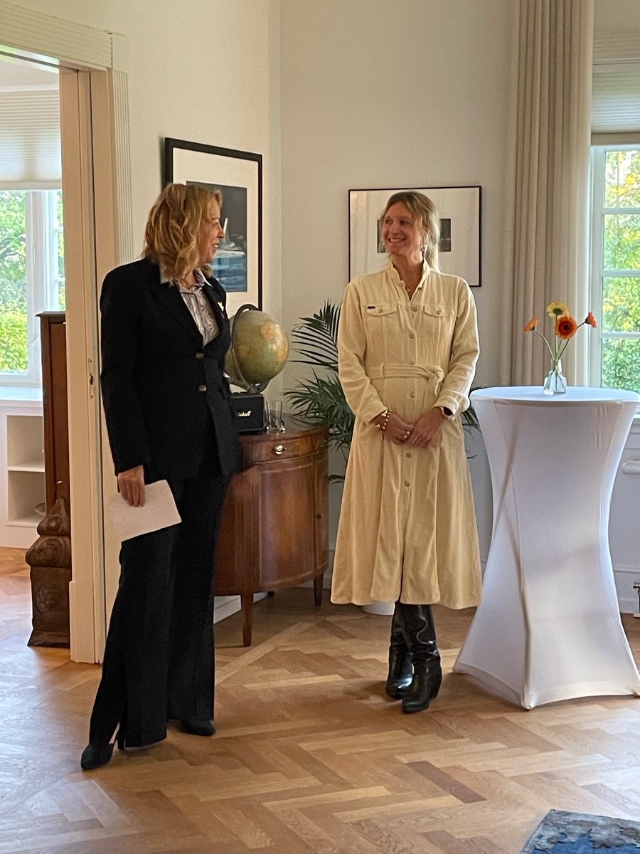 CanadaNorway's tweet image. Ambassador @AmyBakerCAN  and CNBA Chair Pippa Boothman welcomed Canadian and Norwegian businesses for a Thanksgiving reception with the Canadian Norwegian Business Association.
#DYK Canada, Norway, and other EFTA countries, are celebrating 15 years of the C-EFTA!