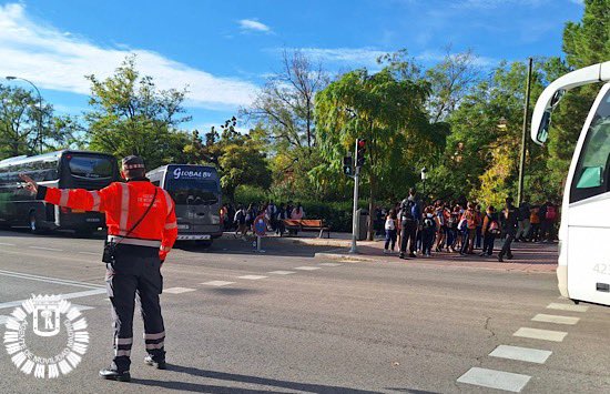 .<a href="/LasVentas/">Plaza de Las Ventas</a> recibe 15.000 escolares en un encuentro con <a href="/policia/">Policía Nacional</a> para fortalecer la #educacióndigital simulando situaciones de riesgo.
Para el normal desarrollo del evento nuestros 👮🏻‍♀️👮🏼 regulan el tráfico en la zona y el estacionamiento de los 300🚍.
#AgentesDeMovilidad #Madrid