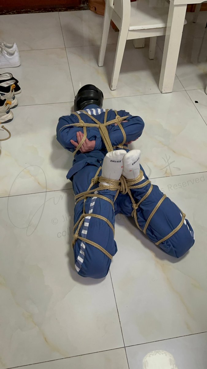 Jimmy1412_LK's tweet photo. “刚才那个绑法不好看，要不这样吧？给我别动！”
"I don't like the previous style, so how about this? No moving!"
#囚 #白袜 #绳缚 https://t.co/PXk0eCSNvu