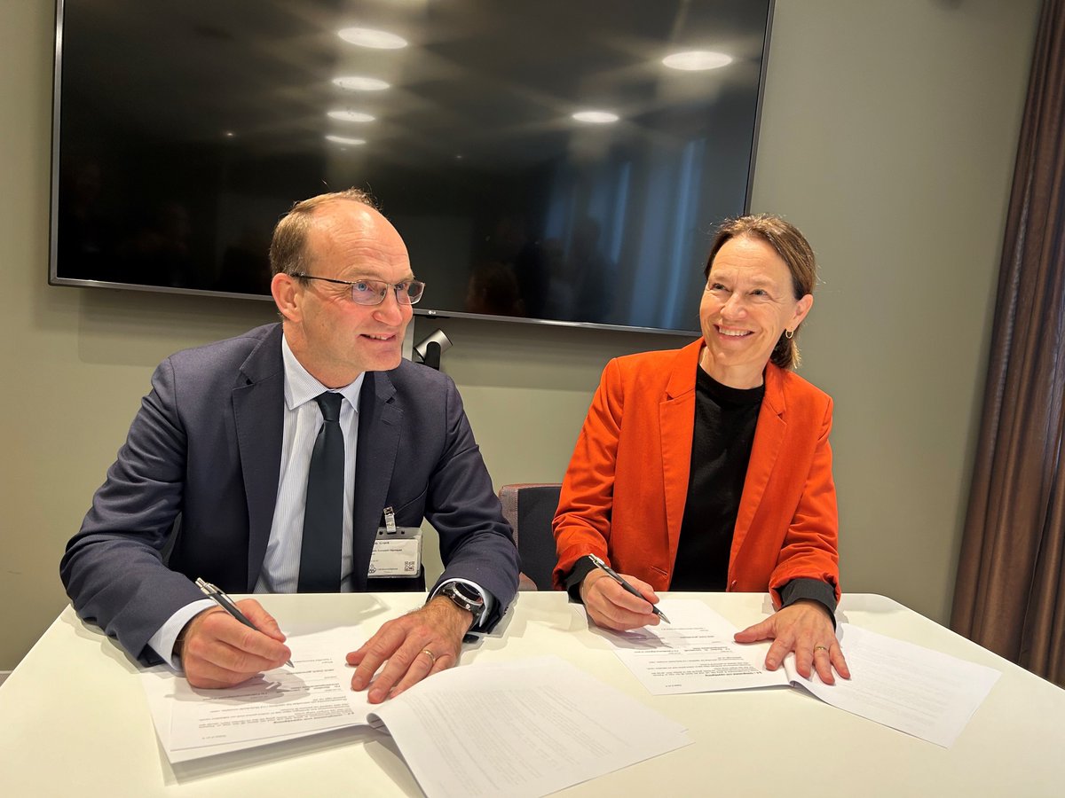 Sida (@sida) on Twitter photo Idag undertecknade Sida en överenskommelse med FolkhÀlsomyndigheten för att förstÀrka myndigheternas verksamheter inom global hÀlsa. Signeringen Àgde rum pÄ FolkhÀlsomyndigheten i Solna dÀr GD Olivia Wigzell tog emot Sidas GD <a href="/JakobGranit/">Jakob Granit</a>
linkedin.com/feed/update/urâŠ
#GlobalhÀlsa Idag undertecknade Sida en överenskommelse med FolkhÀlsomyndigheten för att förstÀrka myndigheternas verksamheter inom global hÀlsa. Signeringen Àgde rum pÄ FolkhÀlsomyndigheten i Solna dÀr GD Olivia Wigzell tog emot Sidas GD <a href="/JakobGranit/">Jakob Granit</a>
linkedin.com/feed/update/urâŠ
#GlobalhÀlsa