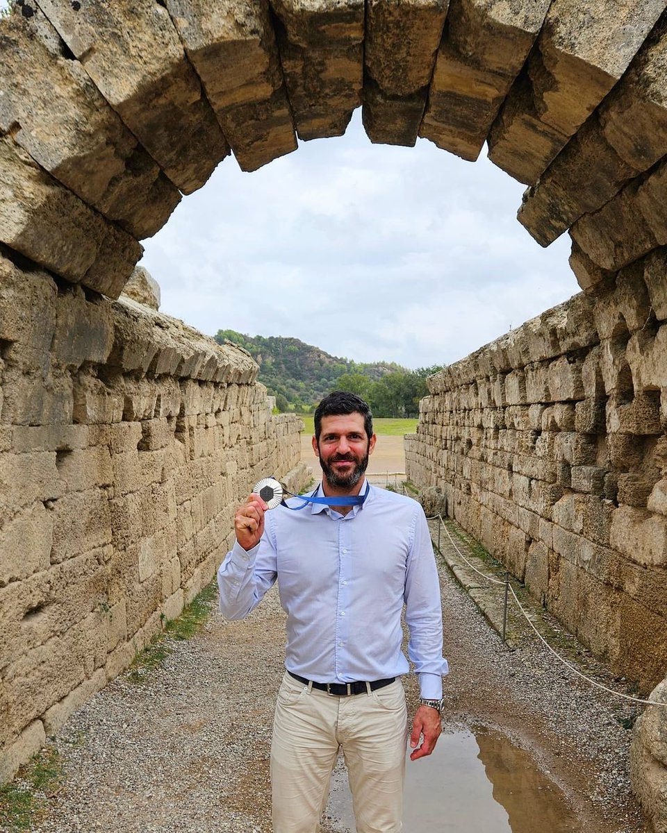 🏛🇬🇷 «Συγκίνηση. Ένας ιερός χώρος και ενεργειακά» αναφέρει με θαυμασμό ο δις Αργυρός Ολυμπιονίκης, Παύλος Κοντίδης, μετά την επίσκεψή του στην Αρχαία Ολυμπία στο πλαίσιο του 11ου Διεθνές Αθλητικό Συνέδριο που διοργάνωσε ο <a href="/PSATgr/">ΠΣΑΤ</a>. 

🌐 eak.org.cy/antiprosopeia-…