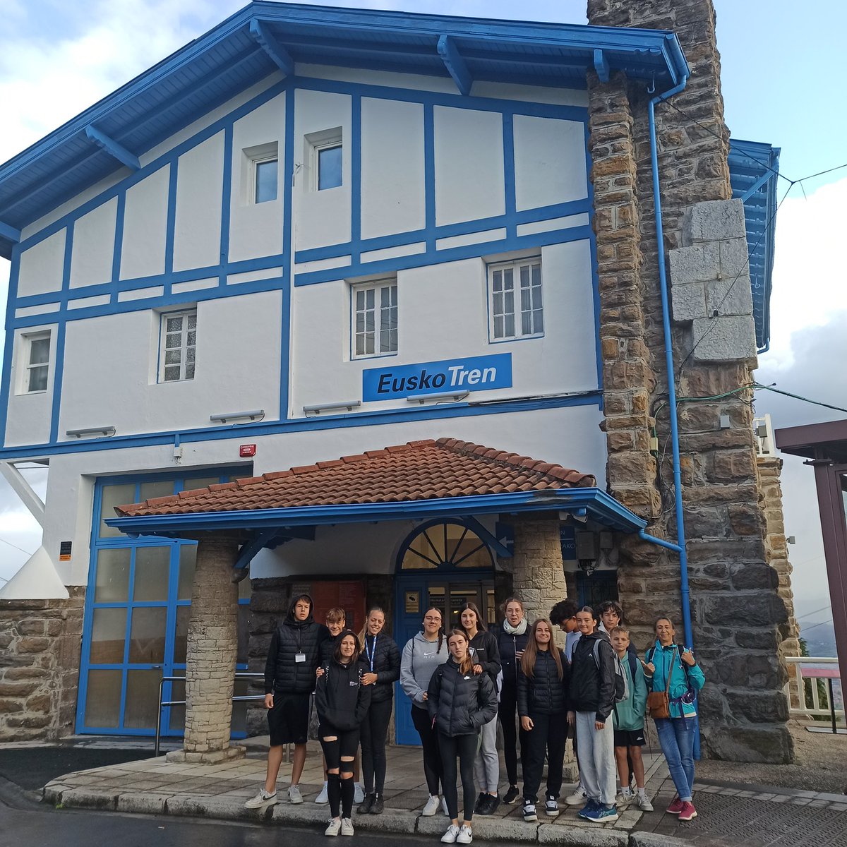 ZunzuneguiBHI's tweet photo. Gaur Erasmus+ ikasleak joan dira Ekoetxea Meatzaldea bisitatzera. #ErasmusPlus
@sepiegob @EUErasmusPlus https://t.co/iylFQ49SrJ