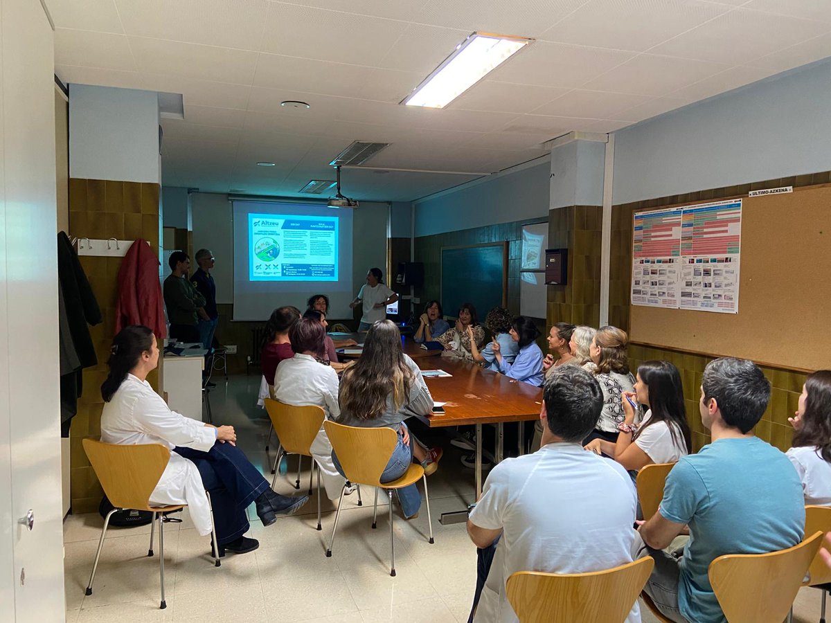 🔴(eu) #Altzeu #JardueraFisikoa-ren #OrientazioZerbitzua aktibatzeko bilera izan dugu Galdakaoko osasun zentroan.
🔵(es) Nos hemos reunido en el centro de salud de #Galdakao para activar el nuevo #ServicioDeOrientación de #ActividadFísica Altzeu.
#PertsonaAktiboak