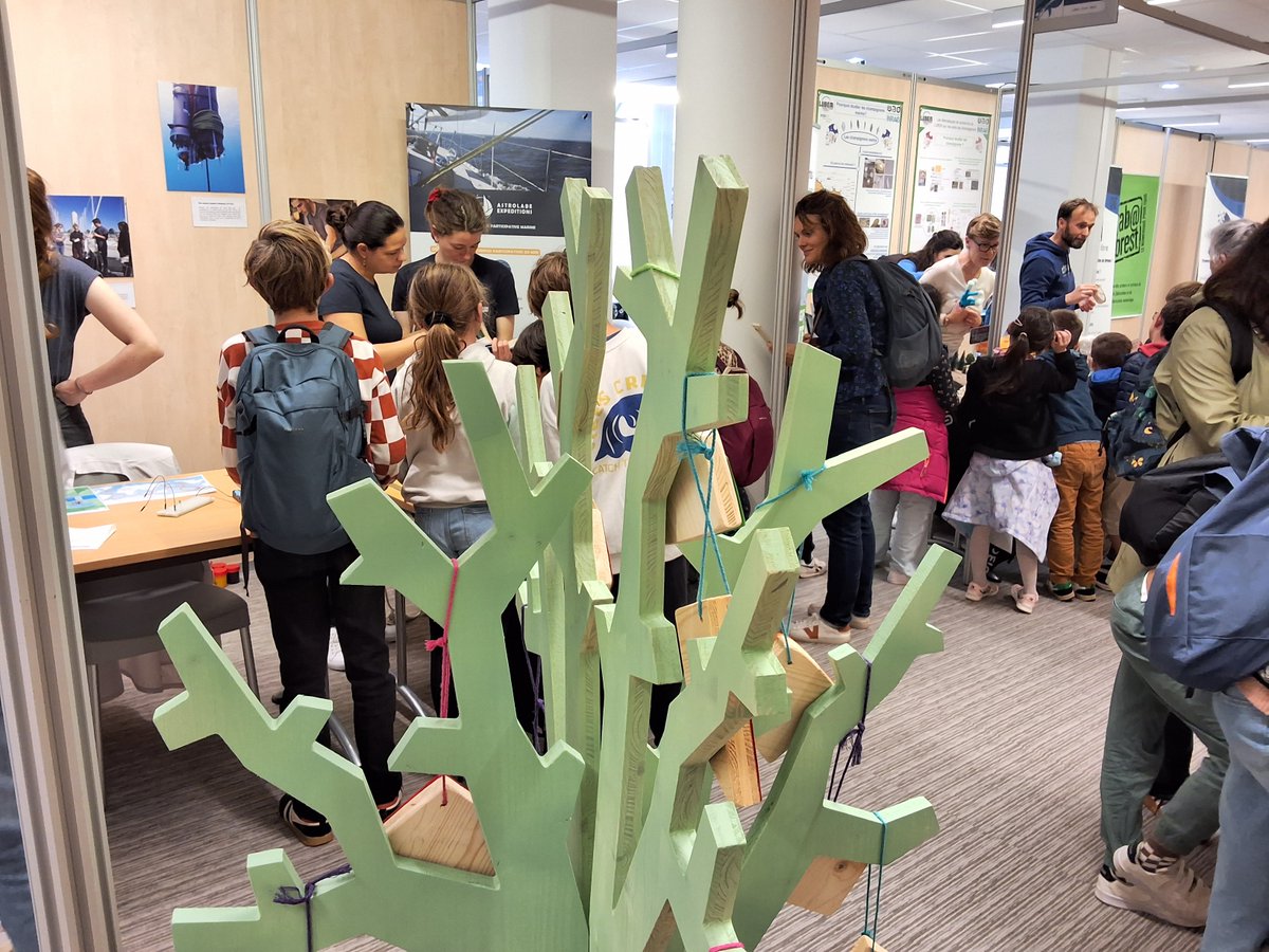 🟩Ouverture du village des sciences au Quartz à Brest
🟦2 jours dédiés aux scolaires 
🟪120 classes/+de 2700 élèves 
🟩45 stands/rencontres avec des chercheurs passionnés issus de différentes disciplines
🟦Lien vidéo urlr.me/Cz62R
<a href="/FeteScience/">Fête de la science</a> <a href="/Oceanopolis_/">Océanopolis Brest</a> <a href="/acrennes/">Académie de Rennes</a>