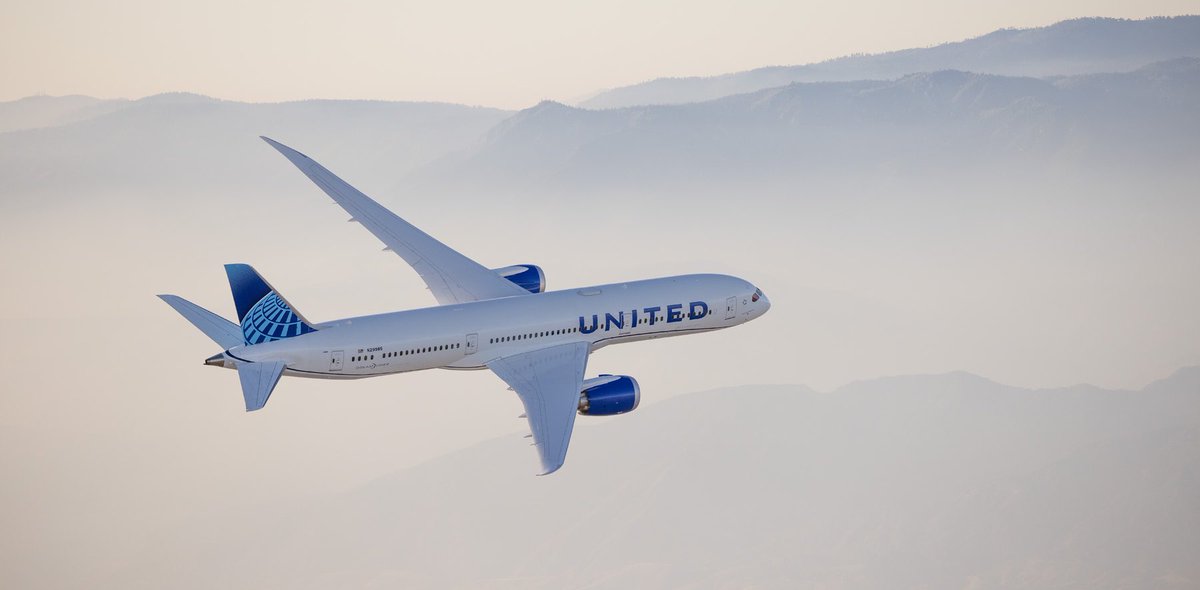 Бүүр догдлоод байх юм. Өөрийнхөө компаны онгоцоор Монгол руу нисч очино гэхээр… 

Монголд тавтай морил! 🇲🇳🇺🇸
United Airlines 💙✈️