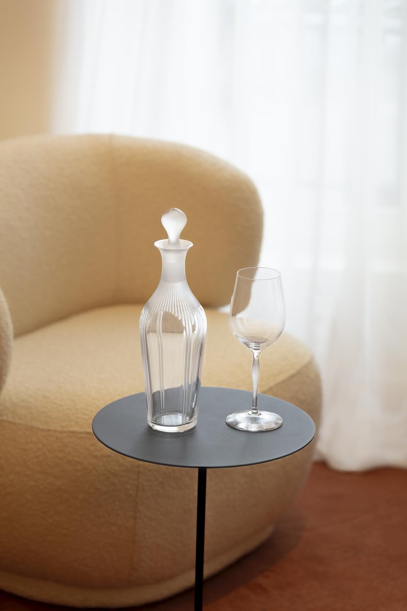 Decanting is essential to fully enjoying great #wine. A decade ago, I created the @Lalique James Suckling 100 Points collection, and the Vintage #Decanter is the latest addition. Inspired by an 18th-century Bordeaux bottle, it has an old-world charm and patina. On the market now.