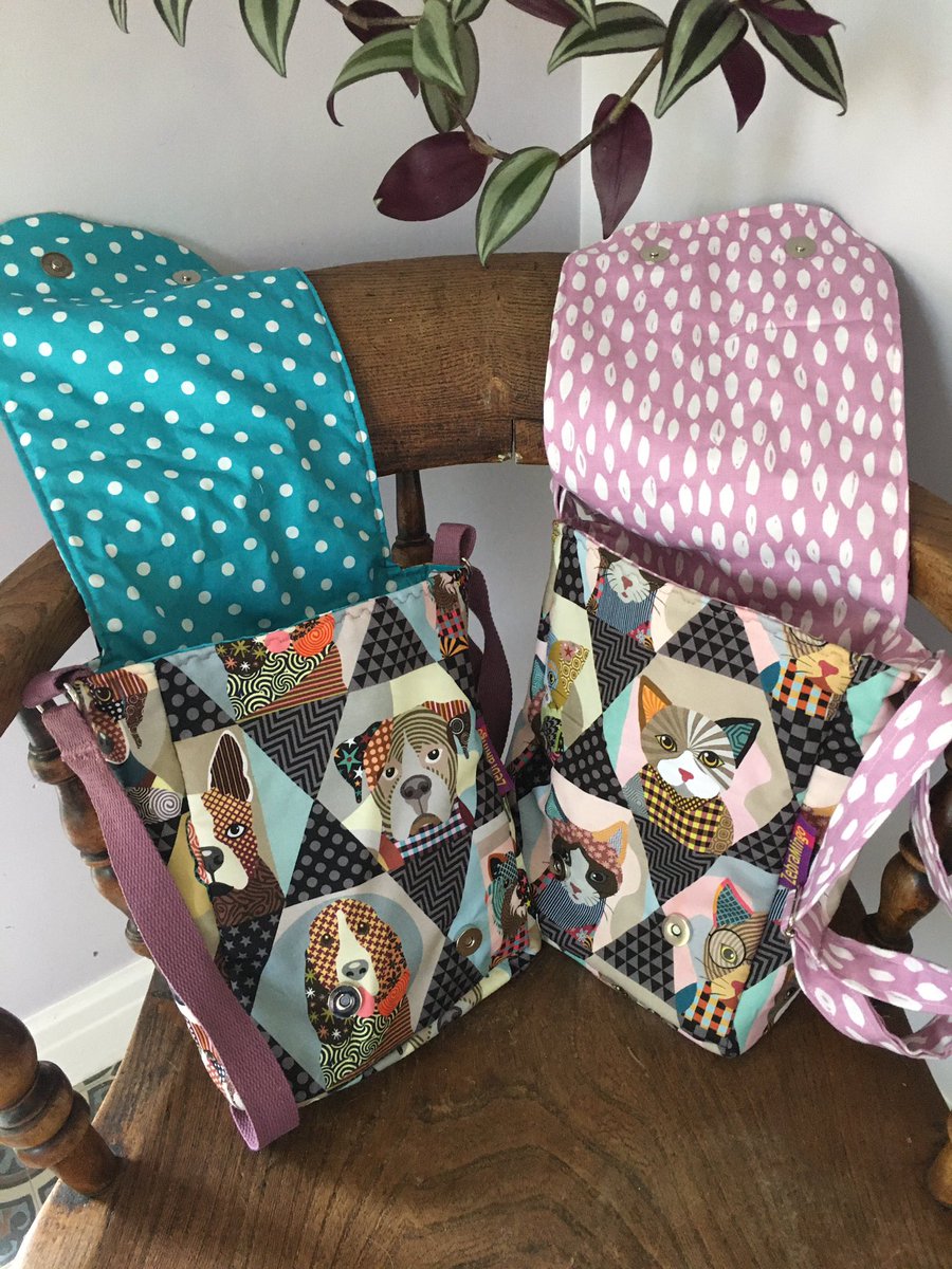 Cats? Or dogs? Messenger bags with a zipped pocket inside and adj strap - magnetic popper closure - get in touch for more info. #elevenseshour #CatsAreCommunity #dogsoftwitter #shopsmall <a href="/CraftBizParty/">CraftBizParty</a>