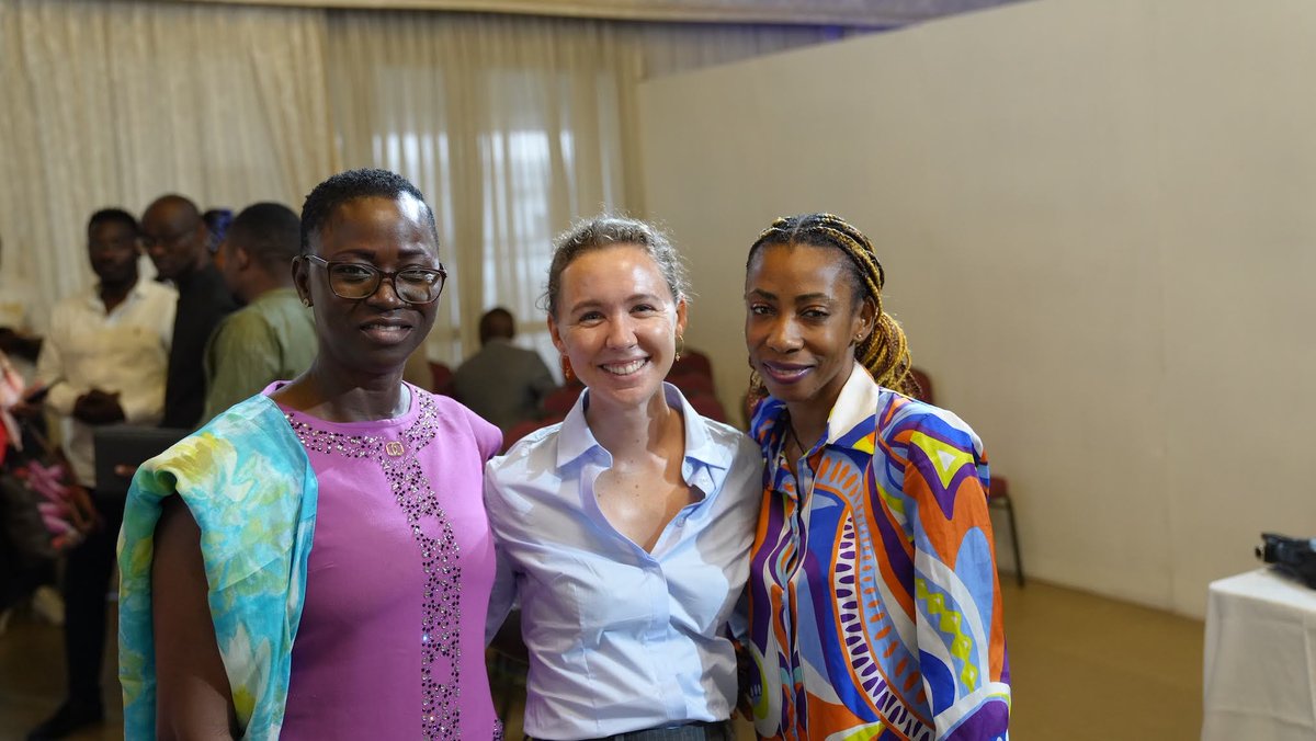TrainForTrade's tweet photo. 💡 « Satisfaction client », « Résilience face aux cyberattaques », « Gestion des déchets électroniques »  : tels sont les sujets des soutenances de la 15ᵉ promotion du Programme de gestion portuaire à Douala, Cameroun. Félicitations aux participants! 🎉 https://t.co/ryPBMKrskq