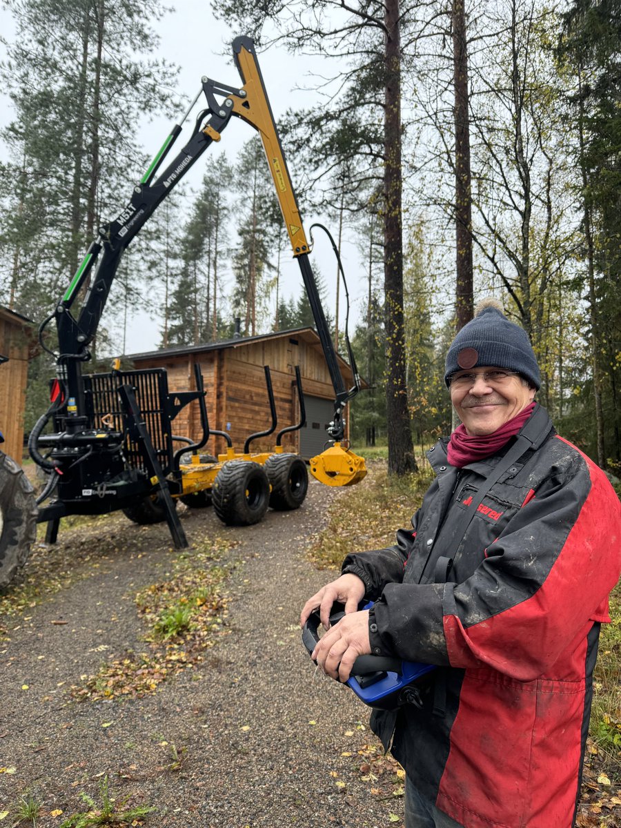 fid_oy's tweet photo. Iloinen ja tyytyväinen asiakas käyttää uutta FTG Moheda nosturiaan Scanrecon kauko-ohjauksella. Metsäperävaunu Moheda 121 ja nosturi Moheda M51T EHC. Kiitos luottamuksesta! https://t.co/pOxduVLdFD