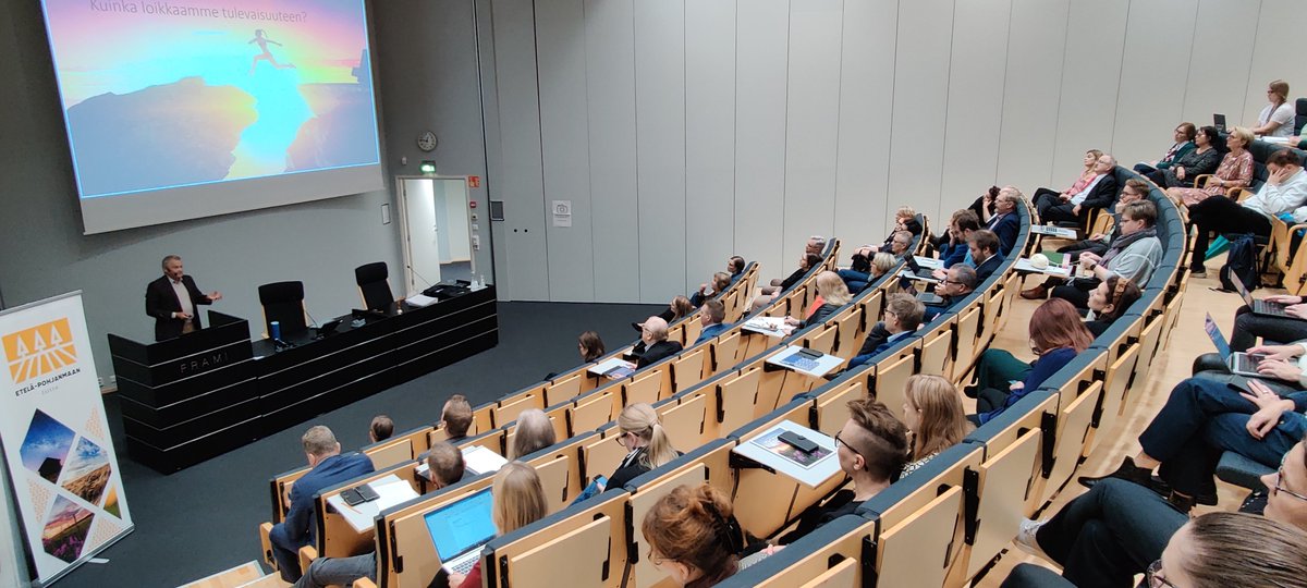 🔶 Tulevaisuusfoorumi menossa! #EteläPohjanmaa ei ole ajopuu maailman muutoksen laineilla. Me vaikutamme itse tulevaisuuteemme – rohkeilla tavoitteilla ja yhteistyöllä eteenpäin! 💪 #HuomisenLakeus