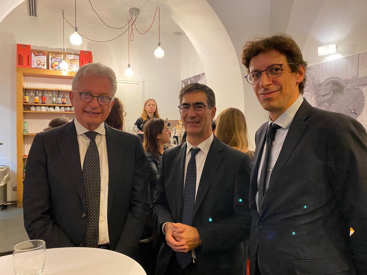 BlondelCyril's tweet photo. 🙏 @Ambtedesco ho potuto parlare come A. Gaudiano alla riunione congiunta dei Young leaders 🇨🇵🇩🇪 #GenerationEurope @ofaj_dfjw e 🇮🇹🇩🇪 #SpinelliForum che hanno discusso le iniziative per rafforzare la nostra cooperazione trilaterale. Abbiamo anche bisogno di un programma 🇨🇵🇮🇹! https://t.co/dsWfSUnp5F
