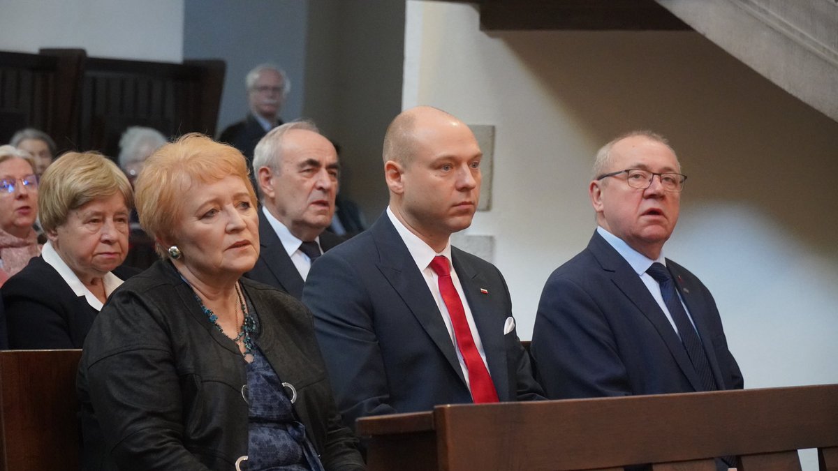 RobertDerewenda's tweet image. Błogosławiony księże Jerzy módl się za nami🙏 i za naszą Ojczyznę!🇵🇱
Msza św. w kościele akademickim #KUL w ramach konferencji poświęconej ks. #Popiełuszko (1947-1984).
Ks. J.Popiełuszko został zamordowany przez komunistów w X 1984 r.