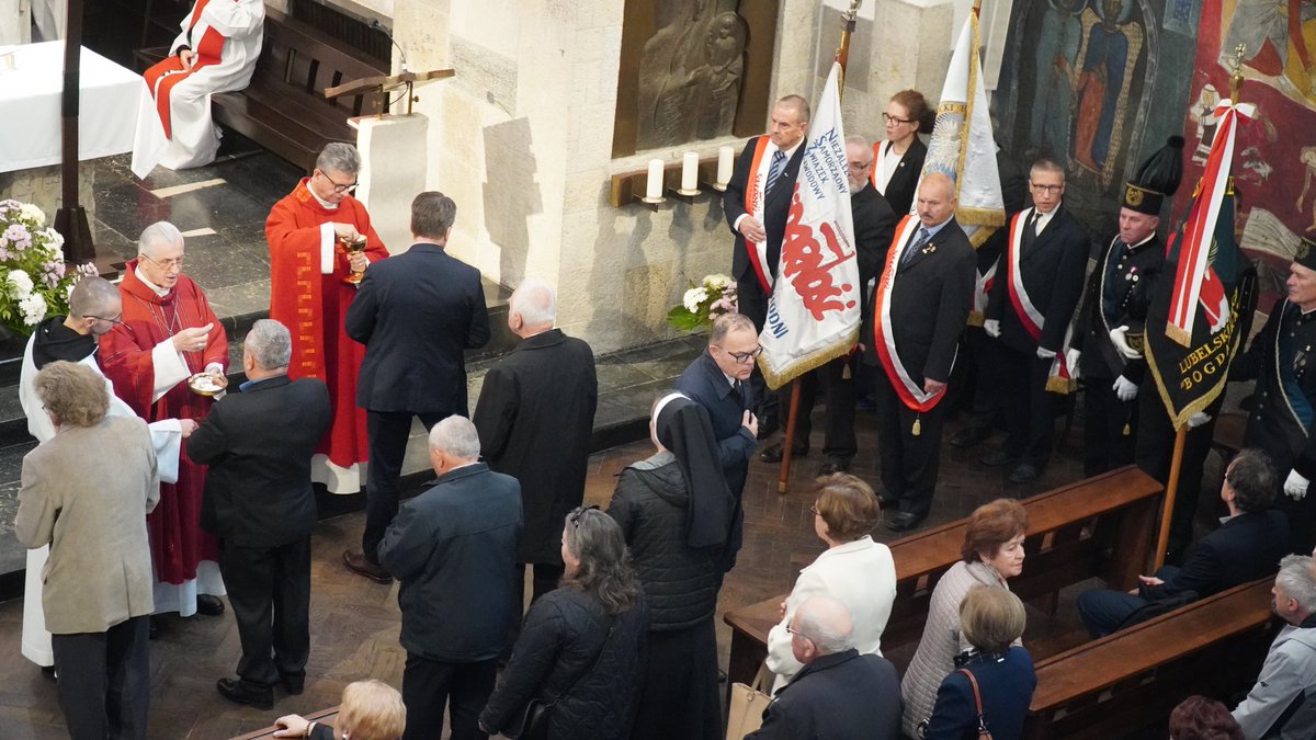 RobertDerewenda's tweet image. Błogosławiony księże Jerzy módl się za nami🙏 i za naszą Ojczyznę!🇵🇱
Msza św. w kościele akademickim #KUL w ramach konferencji poświęconej ks. #Popiełuszko (1947-1984).
Ks. J.Popiełuszko został zamordowany przez komunistów w X 1984 r.