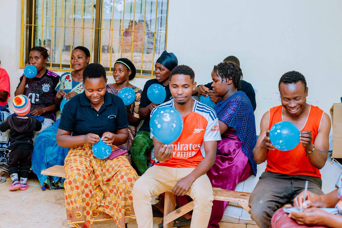 NuruMinds's tweet image. We introduced the &apos;Balloon Game&apos;, a powerful way to show how we must protect our hearts and mental well-being. Just like a balloon, when we are mindful of what affects us, we prevent unnecessary damage to our hearts and minds. 🫶🏽🎈 @dw_akademie #ProtectYourMind #MentalHealth