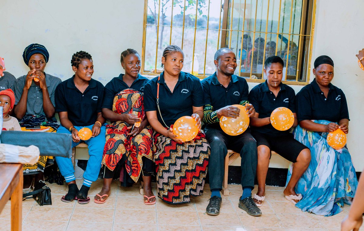 NuruMinds's tweet image. We introduced the &apos;Balloon Game&apos;, a powerful way to show how we must protect our hearts and mental well-being. Just like a balloon, when we are mindful of what affects us, we prevent unnecessary damage to our hearts and minds. 🫶🏽🎈 @dw_akademie #ProtectYourMind #MentalHealth