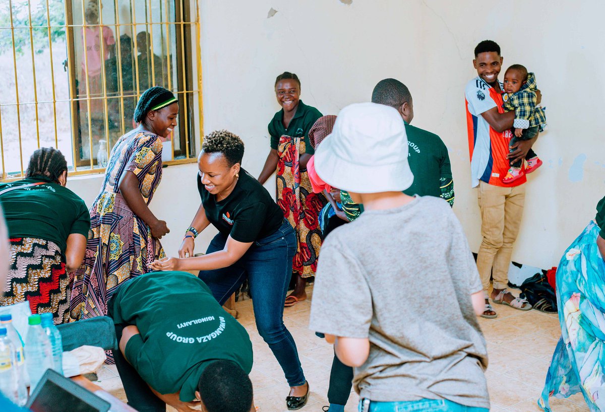 NuruMinds's tweet image. We introduced the &apos;Balloon Game&apos;, a powerful way to show how we must protect our hearts and mental well-being. Just like a balloon, when we are mindful of what affects us, we prevent unnecessary damage to our hearts and minds. 🫶🏽🎈 @dw_akademie #ProtectYourMind #MentalHealth