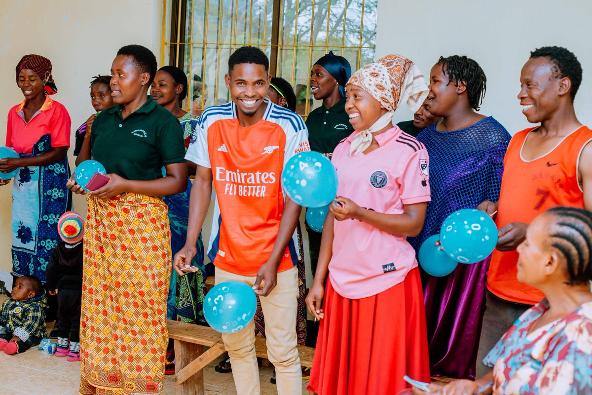 NuruMinds's tweet image. We introduced the &apos;Balloon Game&apos;, a powerful way to show how we must protect our hearts and mental well-being. Just like a balloon, when we are mindful of what affects us, we prevent unnecessary damage to our hearts and minds. 🫶🏽🎈 @dw_akademie #ProtectYourMind #MentalHealth