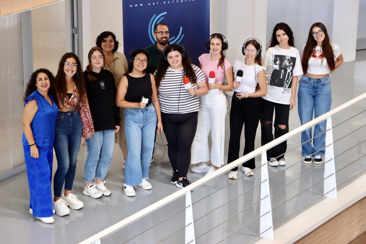ualmeria's tweet image. 🎙️La UAL está on air: @emisoraUAL estrena instalaciones en la Casa del Estudiante. Una radio cercana a los/as estudiantes que los conecta con las actividades culturales 📚 Escúchala en su web, Spotify e Ivoox 📖 Más info en UALNews 👉 bit.ly/4ezmfXC
#SoyUAL #UALEsCultura