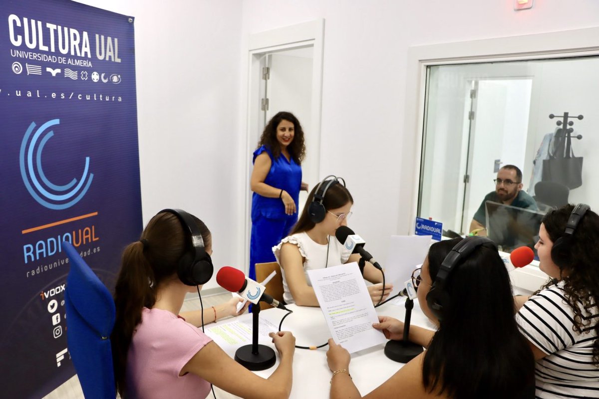 ualmeria's tweet image. 🎙️La UAL está on air: @emisoraUAL estrena instalaciones en la Casa del Estudiante. Una radio cercana a los/as estudiantes que los conecta con las actividades culturales 📚 Escúchala en su web, Spotify e Ivoox 📖 Más info en UALNews 👉 bit.ly/4ezmfXC
#SoyUAL #UALEsCultura