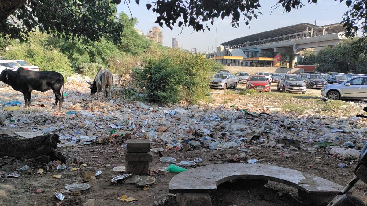 Monika1208's tweet photo. One of the happening eateries just opposite to advant navis business park in Sector 142 in Noida is deteriorating each passing day due to garbage dump. https://t.co/knxFswiue3