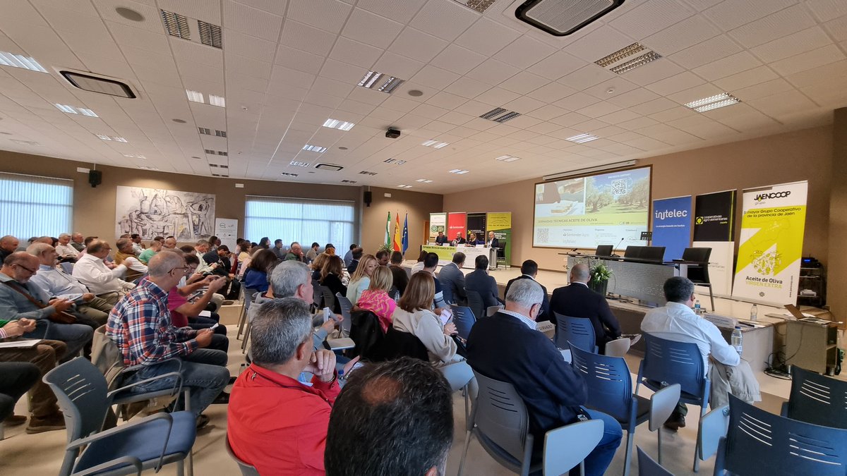 CoopsAgroES's tweet photo. @CoopsAgroAND @JaencoopGrupo @santander_es @Mherrerovelasco @mapagob @intelec_es @iocolivenews @Kantar_ES @AceitesOlivaES Comienza la mesa sobre Determinación de la #calidad de los #AceitedeOliva #JornadaCoop 
✔️Rafael Sánchez de Puerta @CoopsAgroES
✔️@Ccristinadetoro @AgriculturAnd
 ✔️Rafael Pico #asoliva
✔️@Mherrerovelasco @mapagob https://t.co/OcaE87TOha