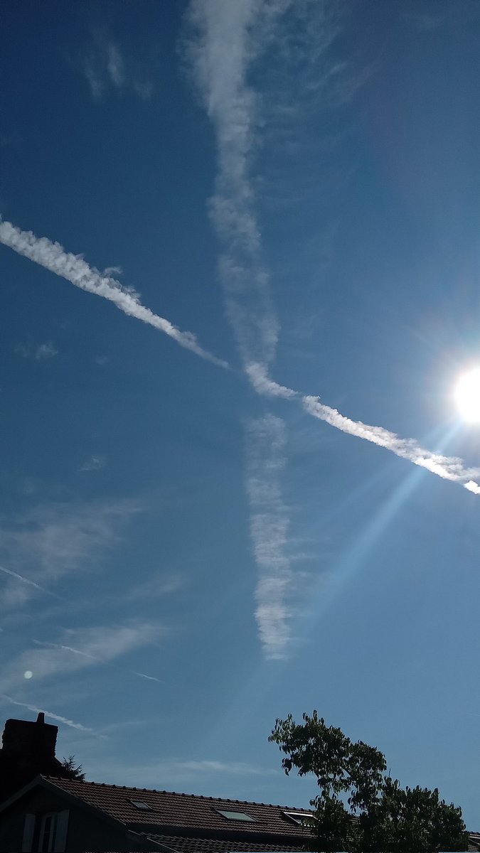 Guillau13441190's tweet image. #Clisson, October the 5th, @loireatlantique department,  @paysdelaloire region, atlantic coast, France, near @nantesfr.
Great blue sky in the morning and then... #Chemtrails around twelve.
Next : 5 days of constant showers over France, and floods.
Stop #GeoEngineering !