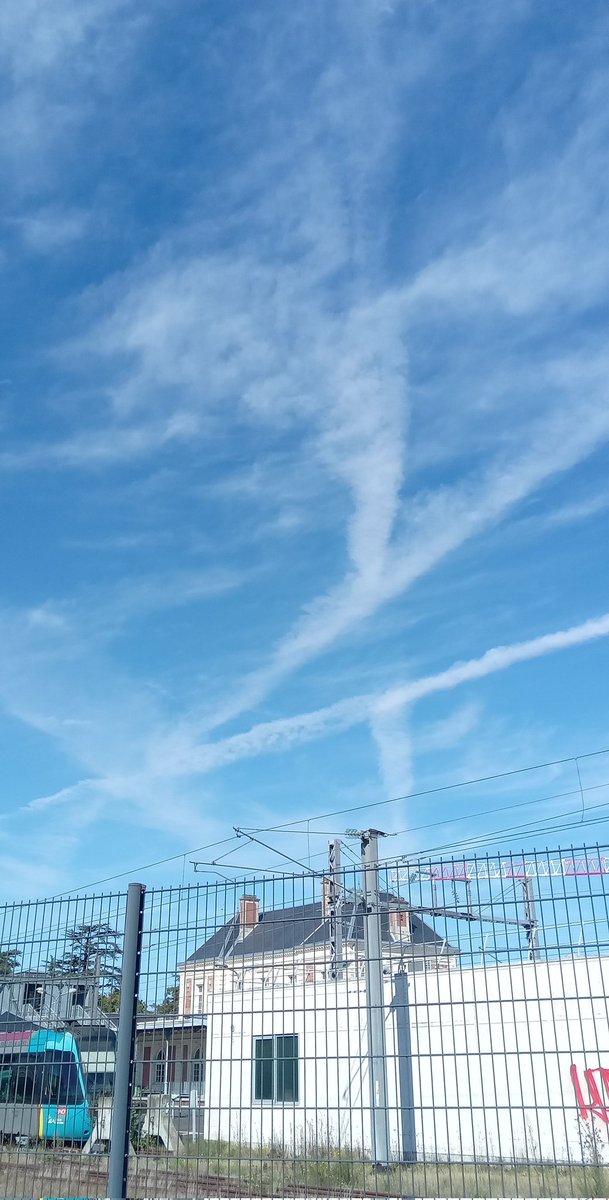 Guillau13441190's tweet image. #Clisson, October the 5th, @loireatlantique department,  @paysdelaloire region, atlantic coast, France, near @nantesfr.
Great blue sky in the morning and then... #Chemtrails around twelve.
Next : 5 days of constant showers over France, and floods.
Stop #GeoEngineering !
