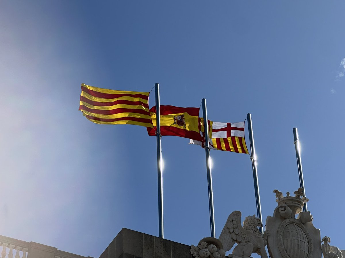 RawCreativity's tweet image. Yesterday the @RGeography trip spent the day in Barcelona learning about regeneration and the movement for Catalonian independence