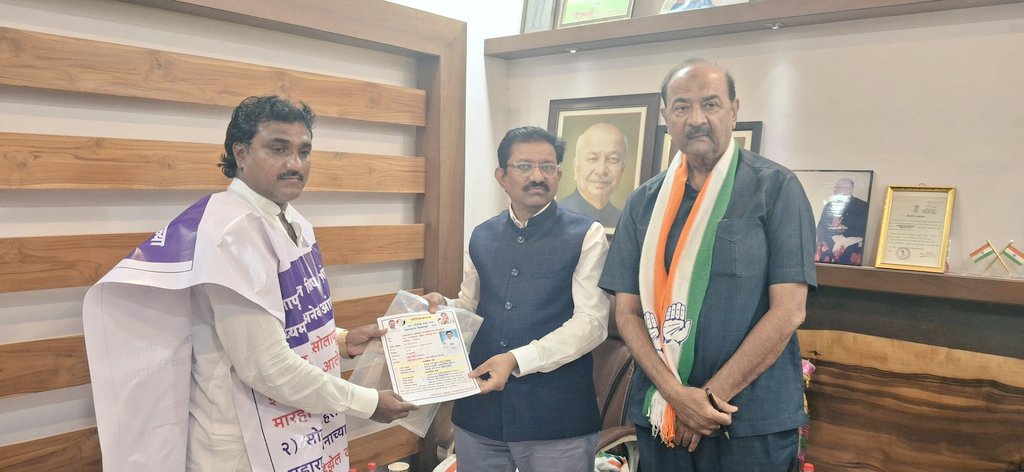 AmbadasBaba's tweet photo. सोलापूर शहरातील विविध प्रश्नावर काँग्रेस पक्षाच्या माध्यमातून केलेले आंदोलन  सामाजिक कार्याचे आगळावेगळ्या पध्दतीने  शहर मध्य विधानसभा  इच्छुक उमेदवार म काँग्रेसभवन मध्ये अंबादास (बाबा) करगुळे माजी युवक काँग्रेस अध्यक्ष यांनी मुलाखत दिला@NANA_PATOLE @VinodDBhosale @ShindePraniti https://t.co/su62ebStMh