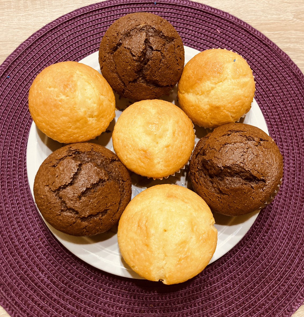 MBackpower's tweet image. Schokomuffins I Vanillemuffins I Grundrezept für Muffins super fluffig u... youtu.be/fi4BnI7cFhA?si… via @YouTube