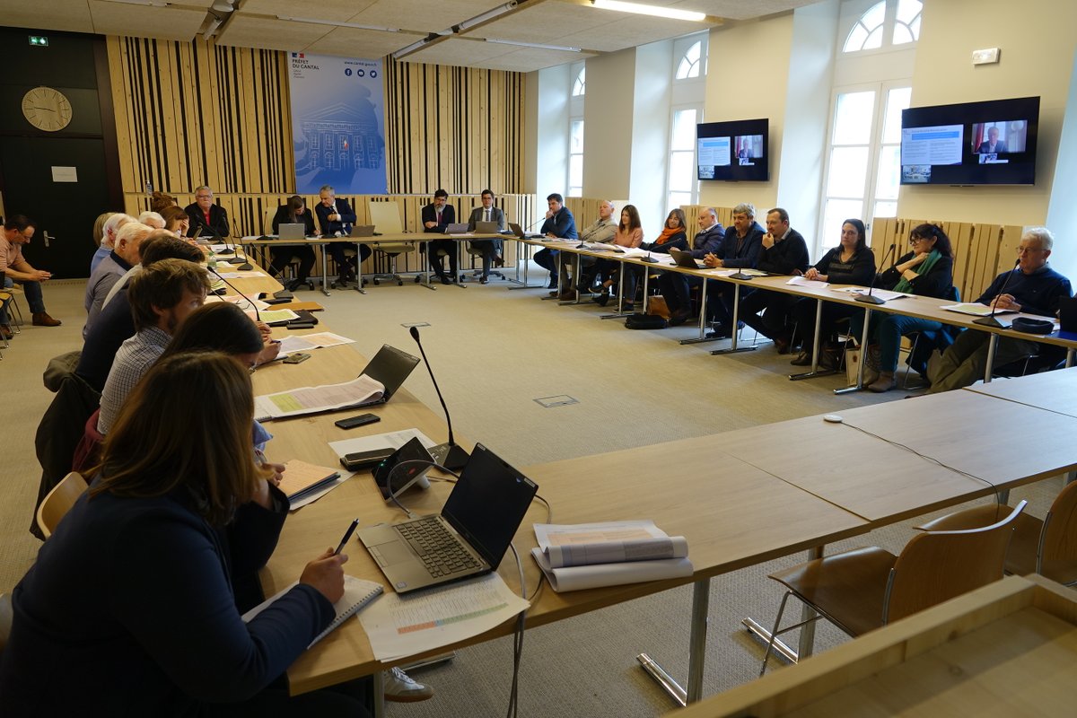 #FranceRuralités - comité de pilotage - 30/09
👉En présence des partenaires et de nombreux élus, Laurent Buchaillat, préfet du Cantal a présidé le comité de pilotage France Ruralités qui accompagne les territoires ruraux notamment en ingénierie de projets.
📌L’occasion de faire