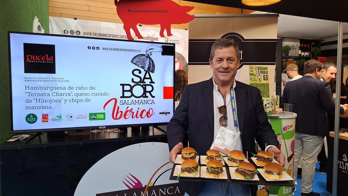 #Hamburguesa de rabo de #TerneraCharra, queso curado y chips de manzana by #RestaurantePucela en <a href="/ssgastronomika/">SS Gastronomika</a>