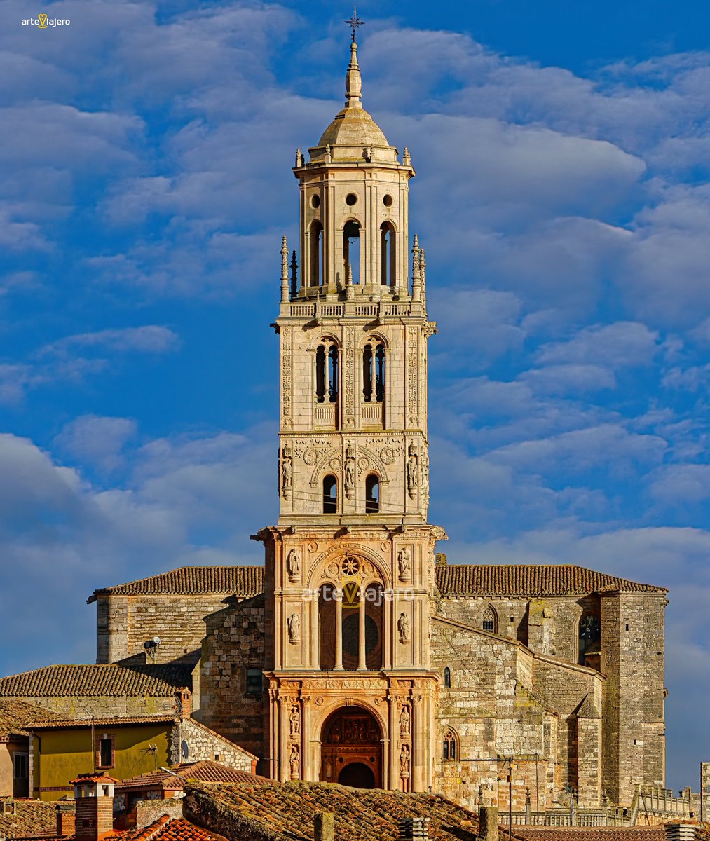Santa María del Campo (Burgos) es un pueblo de 509 habitantes que sorprende por su espectacular iglesia. En ella destacamos su torre, una de las más bellas y altas del Renacimiento en España, fue construida por Diego de Siloé
